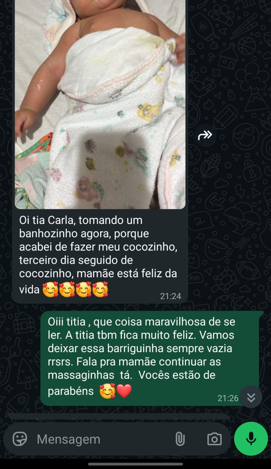 Print de conversa em que a mãe relata que o bebê está no terceiro dia seguido evacuando bem.